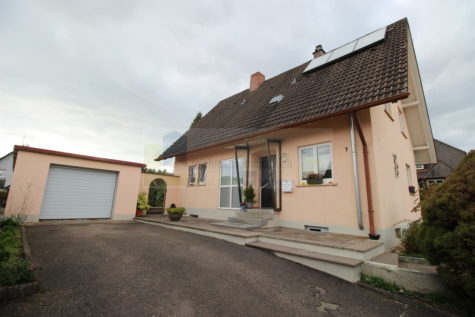 Liebevolles Einfamilienhaus mit Solaranlage, großzügigem Garten und zwei Garagen in einer ruhigen Lage von DS-Aufen!, 78166 Donaueschingen / Aufen, Einfamilienhaus